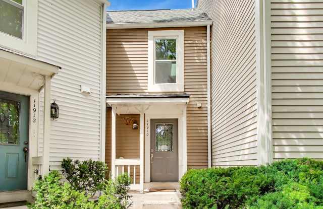 2bd/2.5ba hideaway in the heart of Reston - incredible location $2750+util. photos photos 2bd/2.5ba hideaway in the heart of Reston - incredible location $2750+util. photos photos