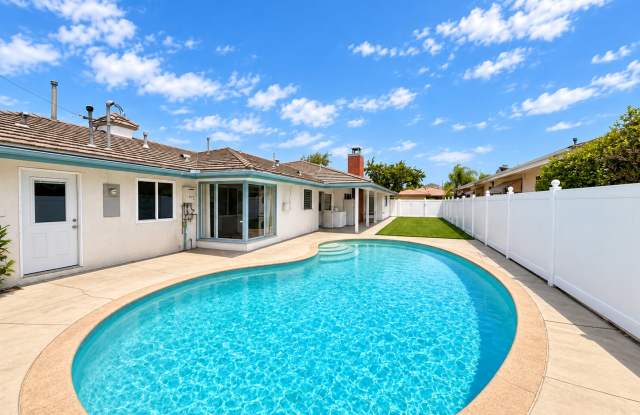 8BD/3.5BA, POOL! (Lease out, pending signatures. Check back in a few days!) Gallery 1