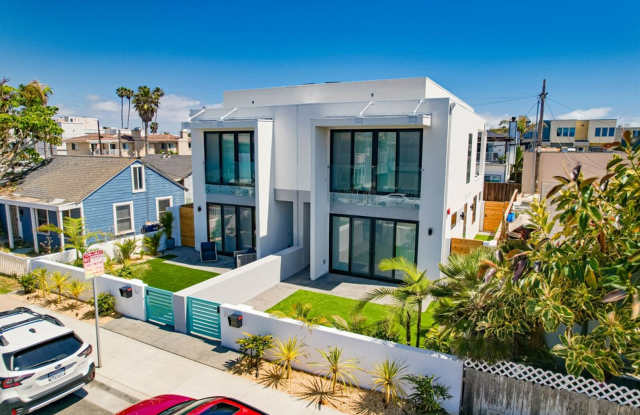 Luxury Coastal Townhome | Private Rooftop + Private Garage | Steps to the Beach Gallery 4