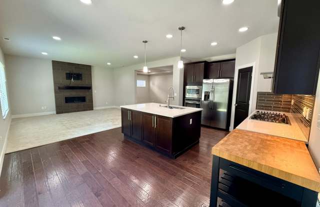 Spacious Modern Home with A/C, EV Charging & Bonus Room – Pet! Gallery 3