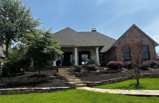Gorgeous 4 bedroom, 3 Bathroom Home in Lakeside on Long Lake Gallery 1