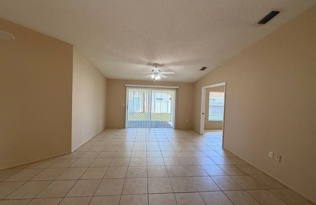 Centrally located 3/2 with 2 car garage Gallery 4