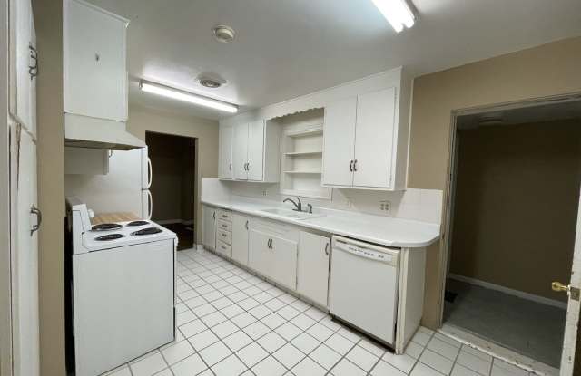 730 S 68th Ave – 3 Bed/1 Bath in Elmwood Park | All One Level, Large Backyard, Off-Street Parking Gallery 3