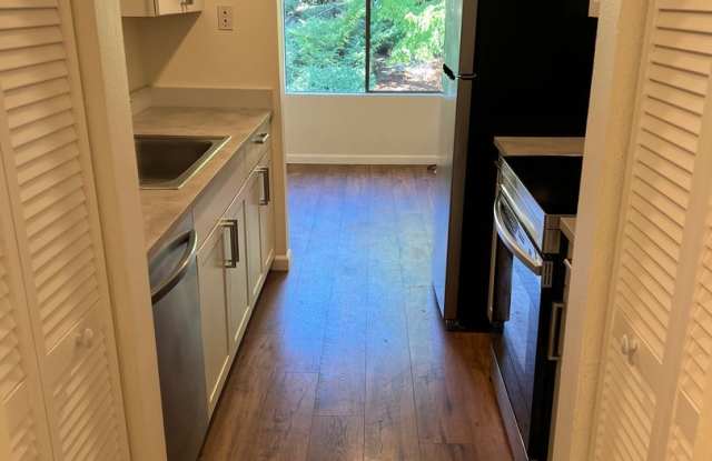 Newly renovated 2 bed x 1 bath on top floor in Kirkland! photos photos Newly renovated 2 bed x 1 bath on top floor in Kirkland! photos photos