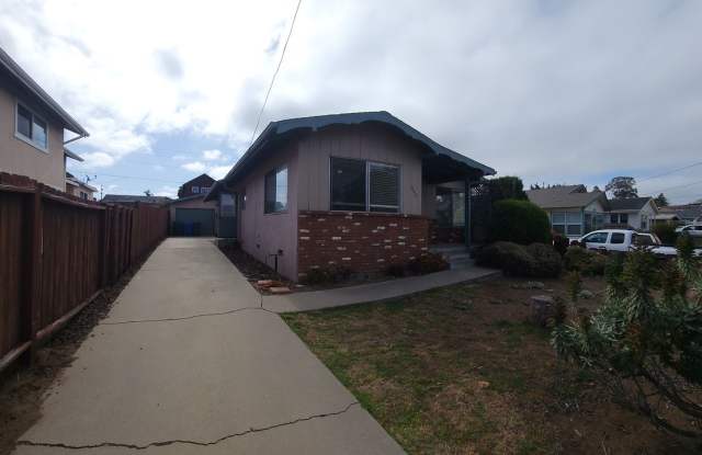 Classic MB Beach home- 2 Bed 1 Bath Home with a view of the water and the rock! photos photos Classic MB Beach home- 2 Bed 1 Bath Home with a view of the water and the rock! photos photos
