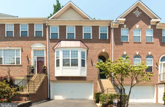 5624 GOVERNORS POND CIRCLE - 5624 Governors Pond Circle, Rose Hill, VA 22310