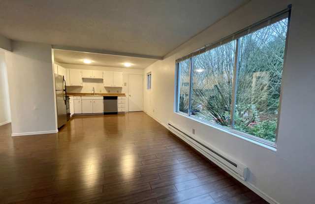 Updated Top Floor 2-Bed with Washer/Dryer, Dishwasher - 150 22nd Avenue East, Seattle, WA 98112