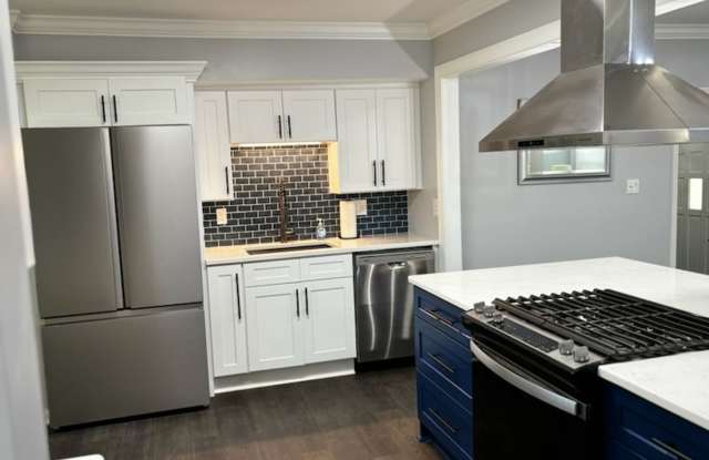 Room for Rent in 5 Bedroom Home at 3171 Hammarskjold Dr photos photos