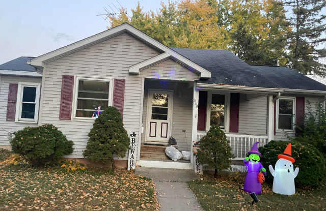 4-Bedrooms! Garage! PETS WELCOME photos photos