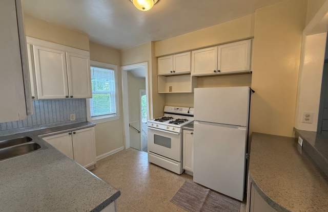 3 Bed, 1 Bath Single-Family Home in Quiet Cul-de-Sac – Pet Friendly! Gallery 1