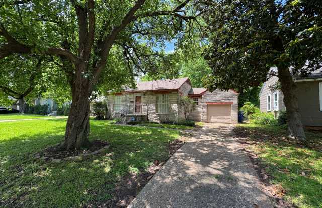 Super cute with Large fully fenced yard. photos photos