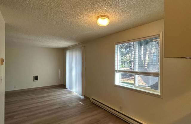 (905) Draper Arms Apartments - 2 Bedroom / 1 Bath Apartment Gallery 3