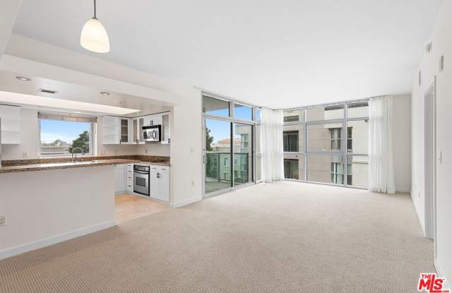 13700 Marina Pointe Dr unit: 517 photos photos