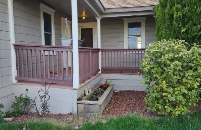 Unique 1 bedroom, 3 bonus rooms, 1.5 bathrooms Farmhouse - 2940 Guerneville Road, Sonoma County, CA 95401 Unique 1 bedroom, 3 bonus rooms, 1.5 bathrooms Farmhouse - 2940 Guerneville Road, Sonoma County, CA 95401