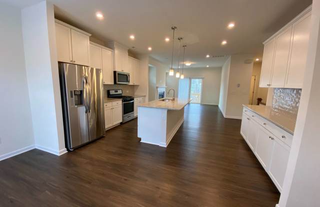 Room in 4 Bedroom Townhome at Mahal Ave Gallery 4