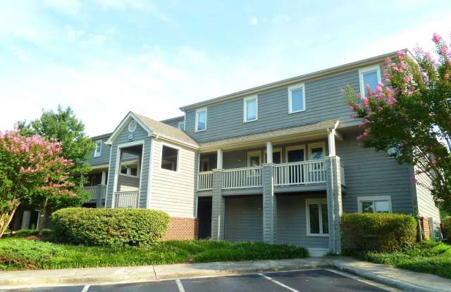 Updated, spacious 4br 2ba condo within walking distance to campus, parking included! Gallery 1