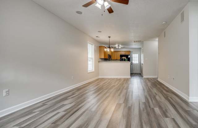 Great 3 BEDROOM, END UNIT townhome in desirable Olde Towne! Gallery 4