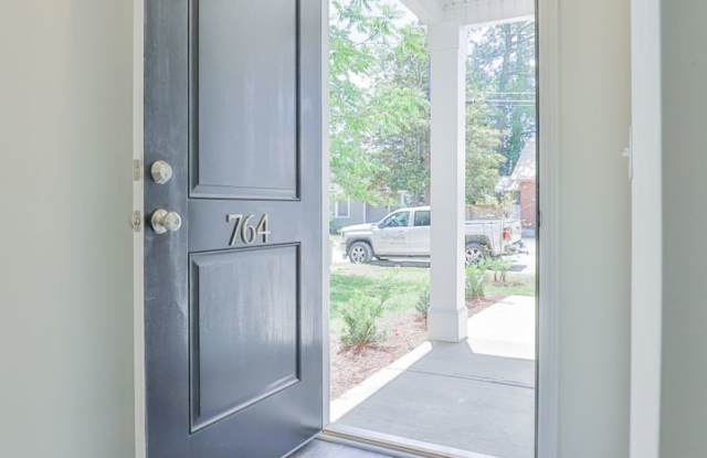 1/2 OFF First Month's Rent: With a move in by October 31st! Gallery 4