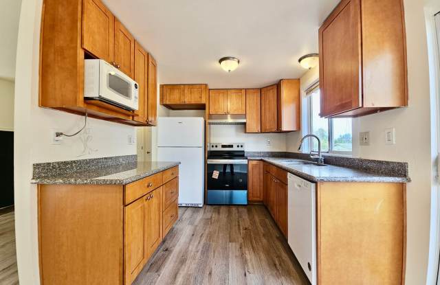Beautiful Updated 4BR Home with Large Yard & Deck Gallery 4