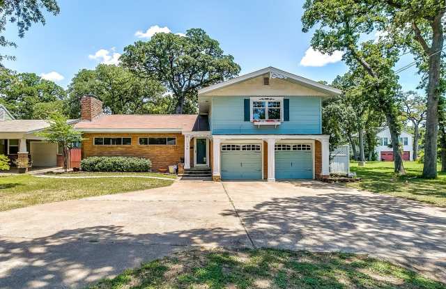 Beautiful 3 bed 2 bath in River Oaks- 76114 - 704 Roberts Cut Off Road, River Oaks, TX 76114