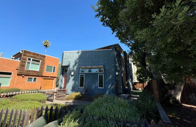 Modern 2 Bed / 1.5 Bath Home w/ Rooftop Deck; Garage w/ EV Outlet - 735 Bay Road, Menlo Park, CA 94025