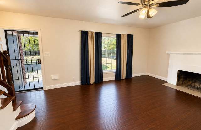 Spacious Two-Story Duplex in Old North Sacramento! Gallery 2