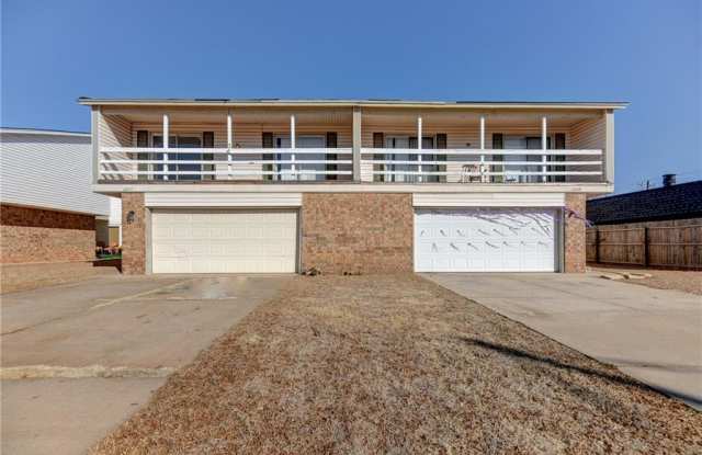 3 Bedroom/2Bath/2Car Duplex- 2 Car Garage-1.5 from Chilsholm Creek photos photos