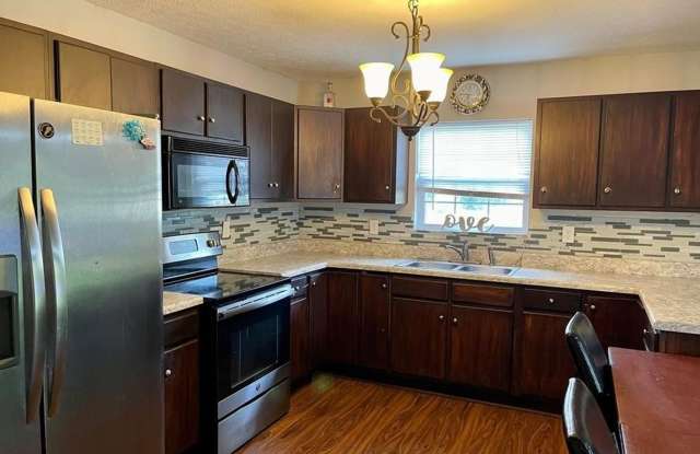 Cozy 3 Bedroom/2 Bath Home with large yard and covered back patio! Gallery 4