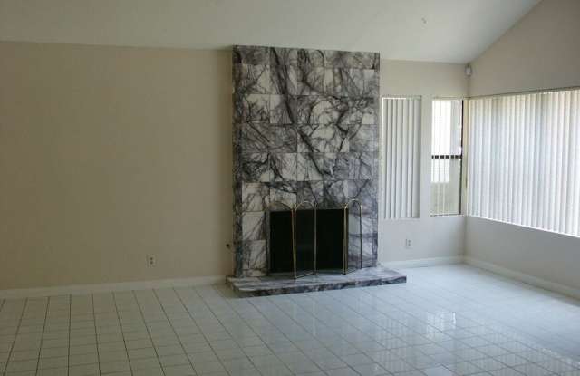 18543 Kinzie Street Gallery 3