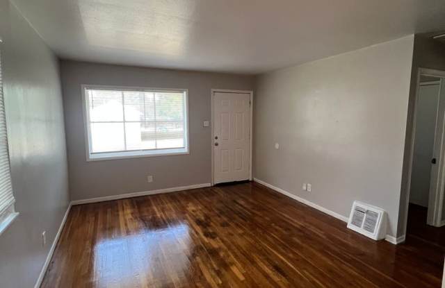 Beautiful! 3 bed 1 bath home with easy to clean hardwood. Clean and Bright! Rent Today Gallery 3