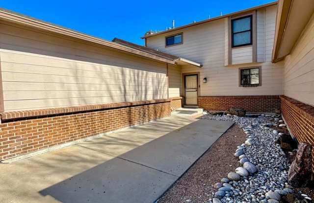 Spacious 3-Bedroom Condo in Prime Golden Location!! Available Now!! photos photos