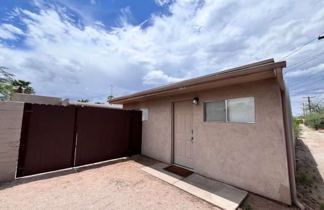 Spacious 1BR Guest House in Blenman-Elm – Private  Close to UA photos photos