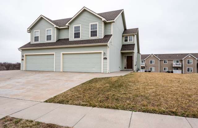 Spacious Duplex with Fenced Yard photos photos
