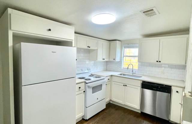 3 Bed, 1 Bath House in West Dallas - 1717 Gallagher Street, Dallas, TX 75212