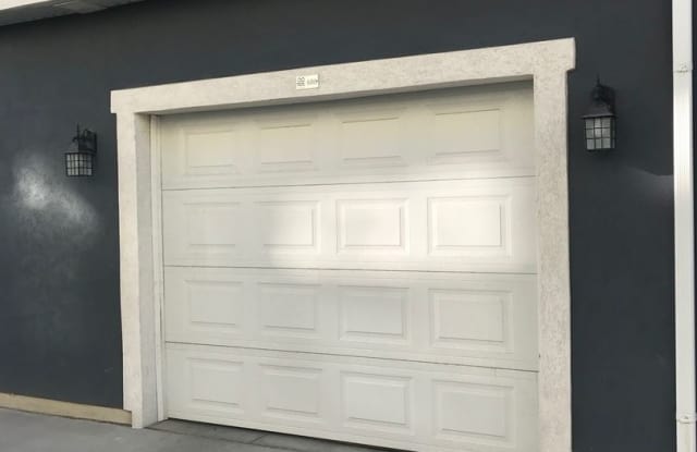 Immaculate Edgewater Townhome!! Gallery 3
