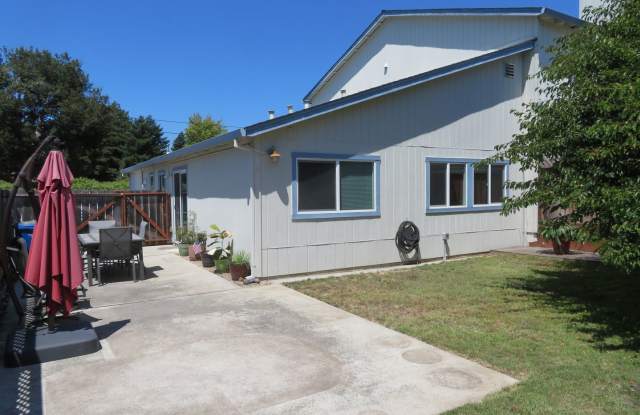 Beautiful 2 bed 1 bath end unit Townhome in small complex - 2339 17th Avenue, Santa Cruz County, CA 95062