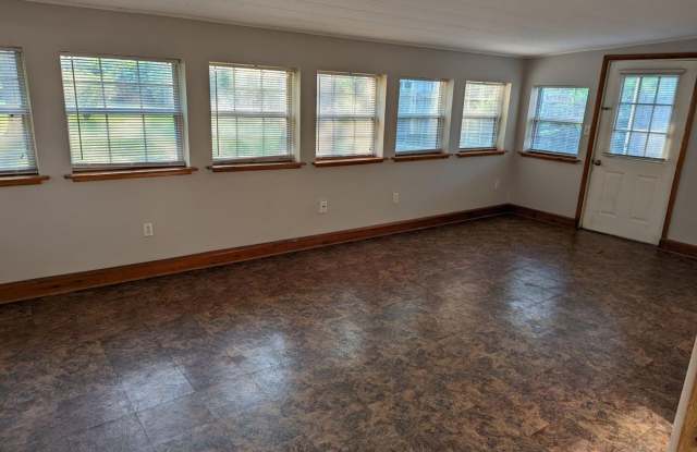 Charming 3 Bed, 2 Bath Home in Southeast Springfield – $1,595/Month Gallery 4