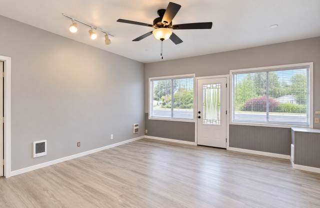 1 bed 1 bath Apartment with yard Gallery 3