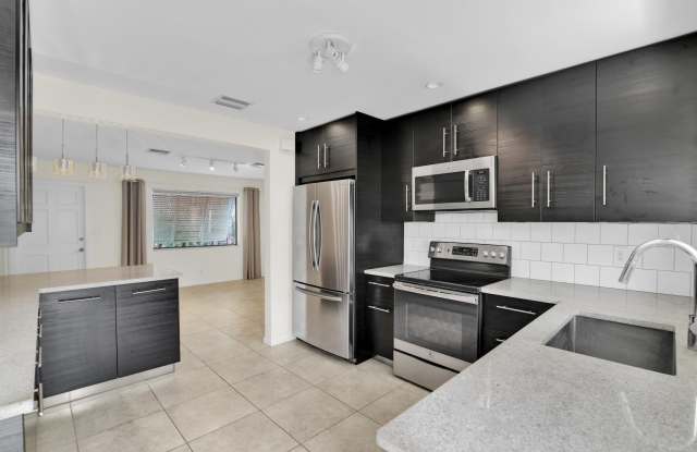 320 NE 1st Avenue photos photos
