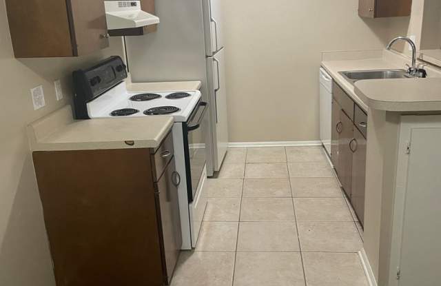 5923 E 33rd Ct. Gallery 4