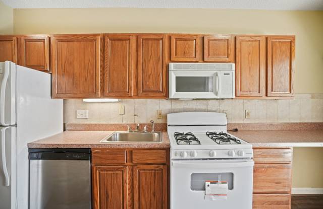 Spacious & Bright 1br + Den Just 2 Blocks From Stadium Armory in Kingman Park! Gallery 3