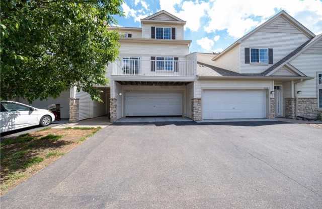 Spacious *3Bed*2Bath townhome Cottage Grove Available Sept 1. photos photos