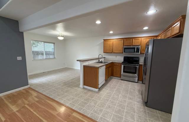 Beautifully Refreshed 2-Story in East Vancouver! 3B/2Ba with Vaulted Ceilings, Fenced Yard & 2-Car Garage! Gallery 4