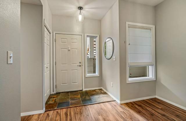 Beautiful 2 Bedroom Condo *Utilities and Parking Included!* Gallery 2