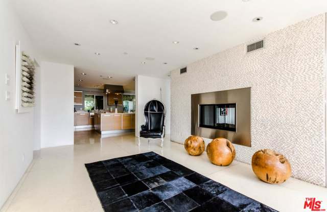 1545 SUNSET PLAZA Drive Gallery 3