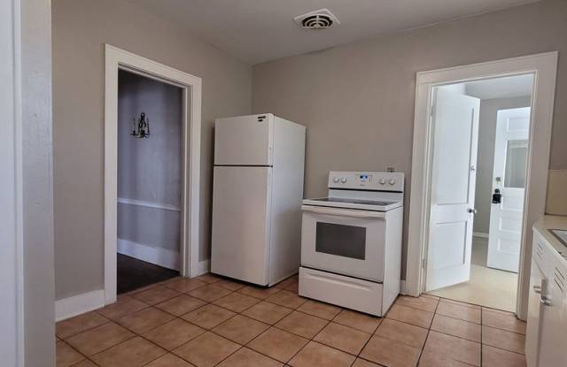 Spacious Blackstone Three Bedroom Available Now! Gallery 4