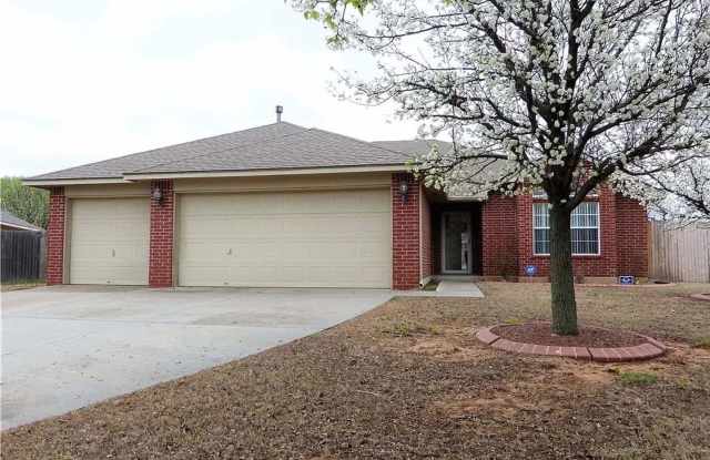 Spacious 3 Bed + Study | Fireplace, Covered Patio & Fully Fenced Backyard Gallery 3