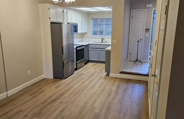 2-Bedroom, 1.5-Bath Townhouse in Santa Rosa ~ Has AC! Gallery 4
