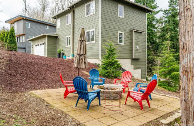 MOVE IN SPECIAL!! 1/2 Of Rent! Newer 5 Bedroom House close to Shopping, Lake Padden, WWU, South Side of Bellingham photos photos