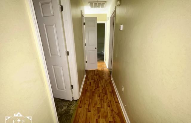 Charming 3BR/2BA Single-Family Home in North Charleston | 1,300 sq ft | Cozy Fireplace & Ceiling Fans Gallery 4